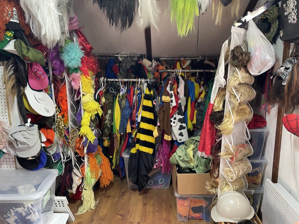 Un coin de la boutique de costume "Brin de folie", à Duhamel-Ouest au Témiscamingue présente beaucoup de costume, de perruques et d'accessoires.